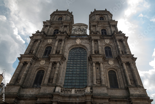 a catedral de San Pedro  Cath  drale Saint Pierre  de estilo neocl  sico  es una de las nueve catedrales hist  ricas de Breta  a y es la sede del arzobispado de Rennes. 