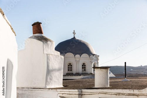 Eglise et ciel bleu en Grèce photo