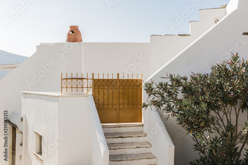 Façade et portail de maison de village en Grèce photo