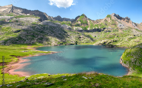 Fototapeta Naklejka Na Ścianę i Meble -  view of lake Estaens in the Pyrenees mountains