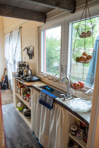Obraz na płótnie Funky girl shows off her DIY Tiny Home w salonie