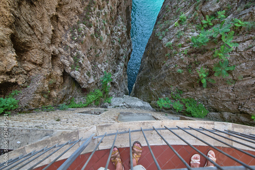 Foto cleft in the rock with the sea below, the top view of the observ