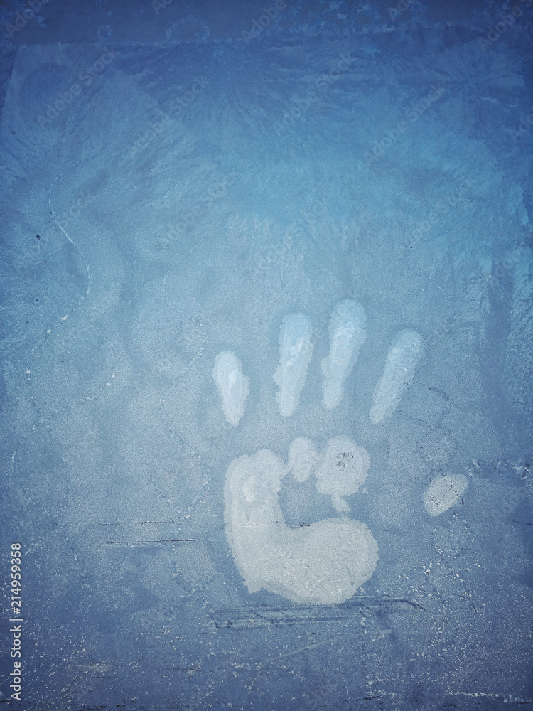 Obraz premium Human palm on frosty window