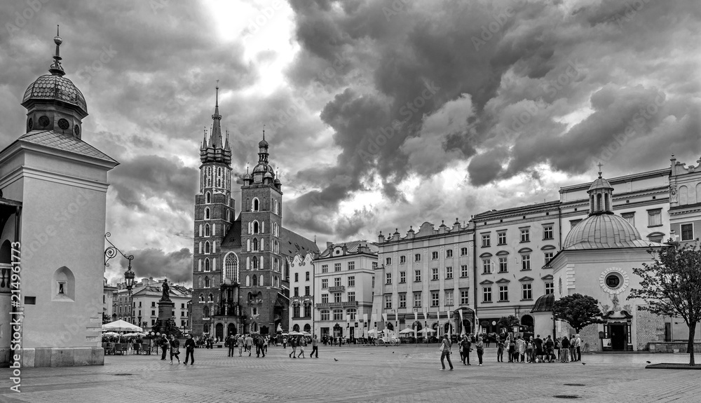 Krakau – Gewitterwolken über der Marienkirche - obrazy, fototapety, plakaty 