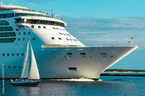 Foto Luxury cruise liner in travel