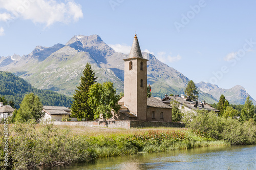 Sils, Segl, Baselgia, St. Lorenz, Kirche, Inn, Fluss, Oberengadin, Engadin, Engadiner Dorf, Wanderweg, Alpen, Graubünden, Sommer, Schweiz