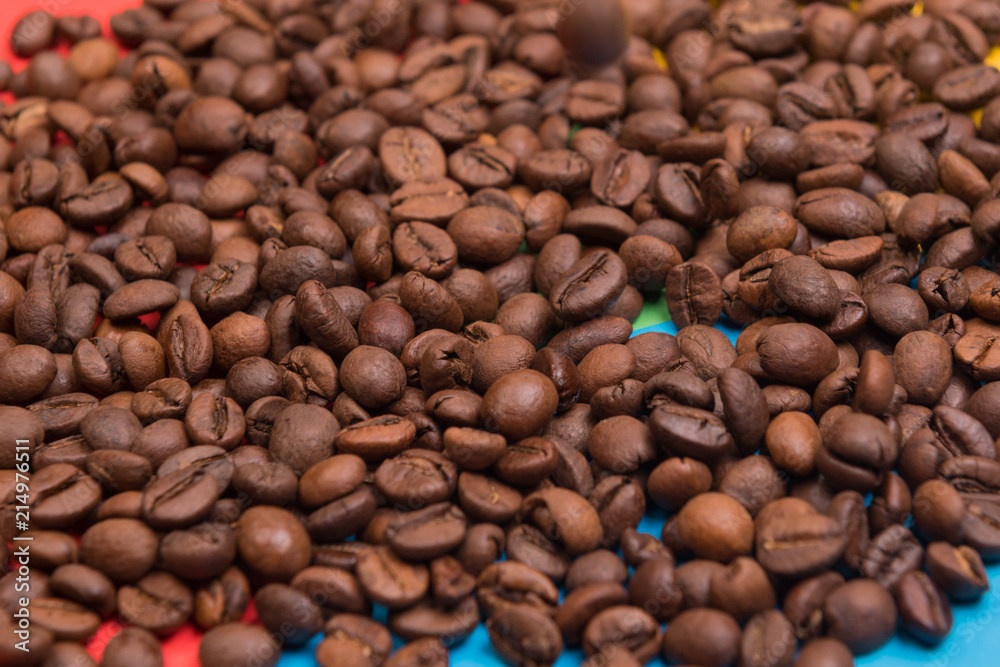 Obraz premium Coffee seeds with colorful backgrounds