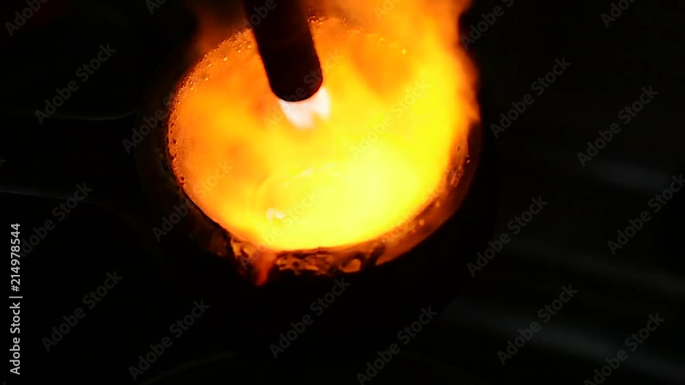 Pouring molten gold into water causes an cinematic expolsion. Stock ビデオ
