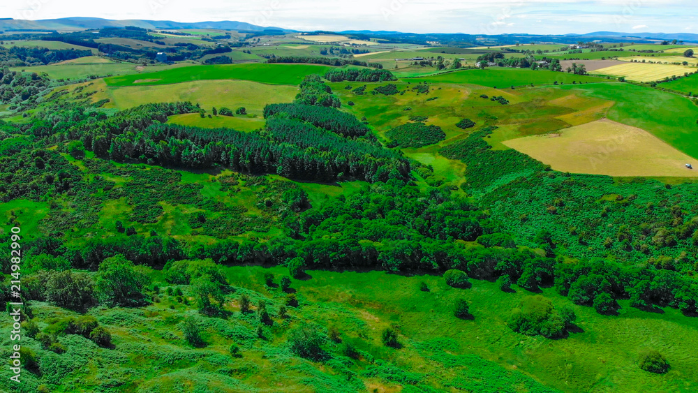 Obraz premium Beautiful green scenery around the city of Edinburgh Scotland