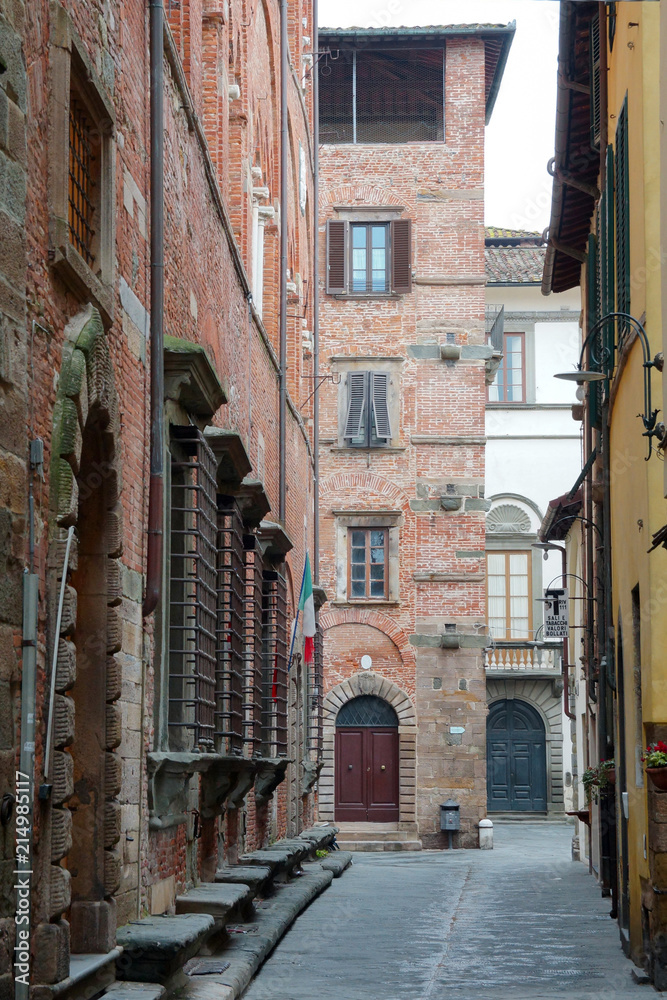 Naklejka premium street in the town of lucca
