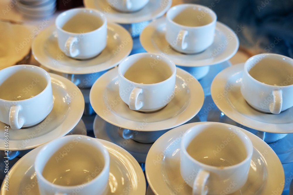 Leere weiße Kaffeetassen aufgebaut zur Selbstbedienung - Selektive Schärfe und Copyspace Leere weiße Kaffeetassen aufgebaut zur Selbstbedienung - Selektive Schärfe und Copyspace