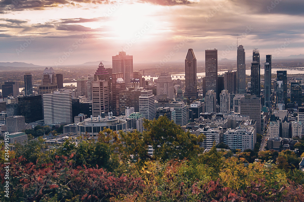 Obraz premium Montreal sunrise with autumn leaves colors