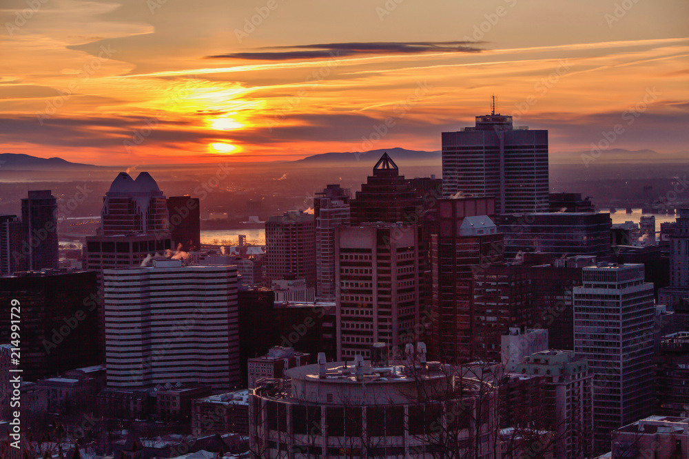 Fototapeta premium Montreal sunrise with colourful leaves