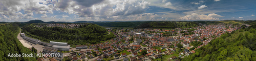 Totale mit Blick über die schöne Albstadt in Badem Württemberg von oben in der Totalen mit angrenzendem Wald photo