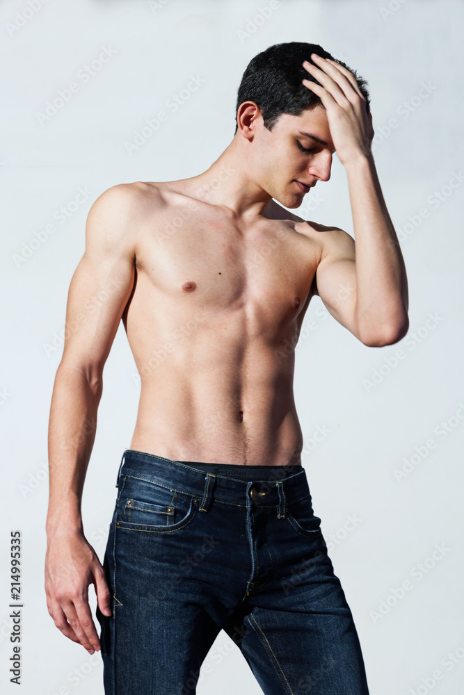 Fototapeta premium ragazzo muscoloso e atletico posa a torso nudo