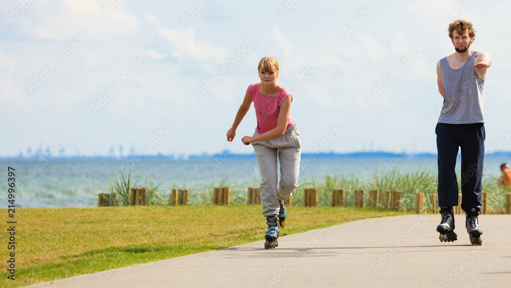 Obraz premium Teen couple together on skates.