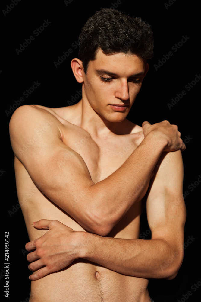 giovane uomo muscoloso posa a torso nudo