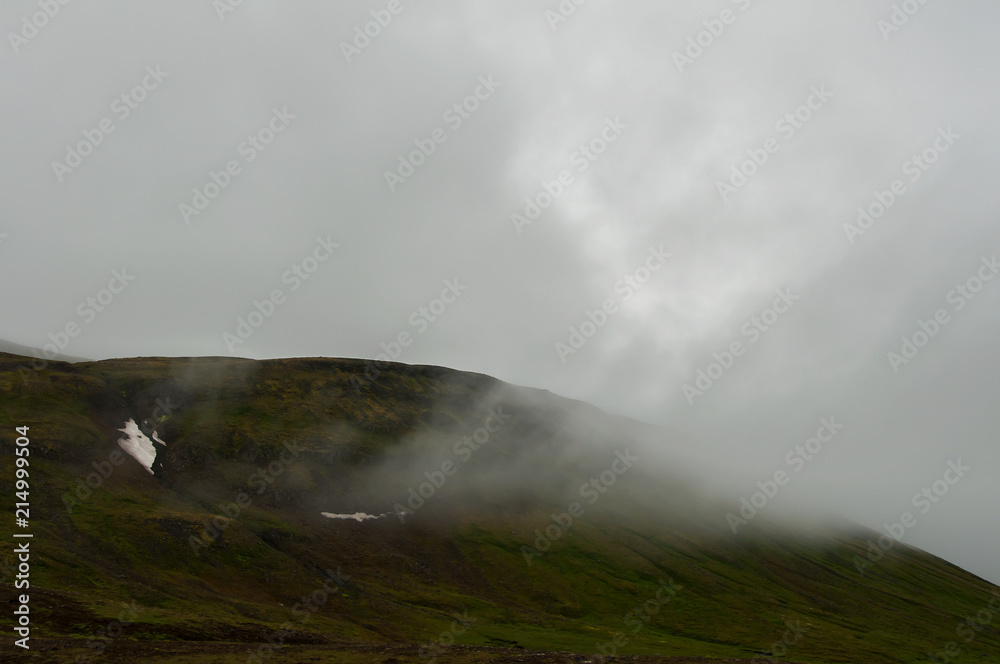 Bonita paisagem natural da Islândia com nevoeiro