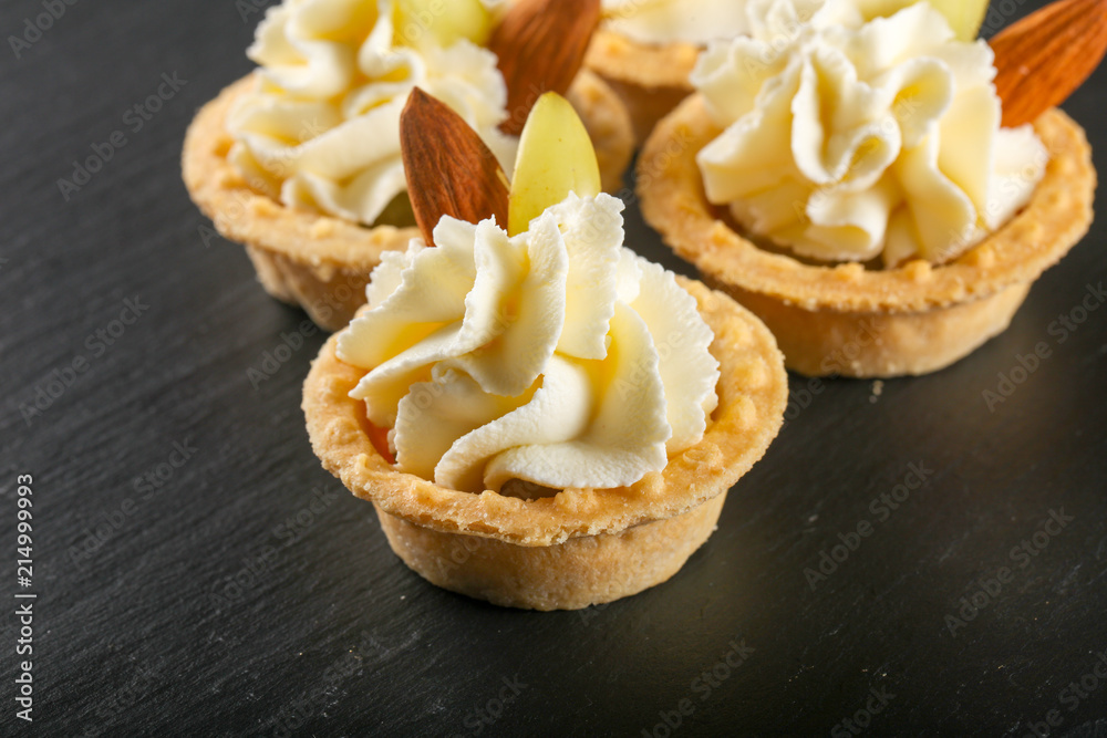 Tartlet with cream, grape and almond