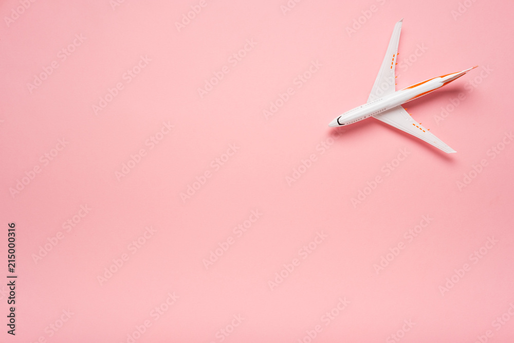 Fototapeta Widok z góry samolotu na modnym różowym tle. Jasny letni kolor. Koncepcja podróży.