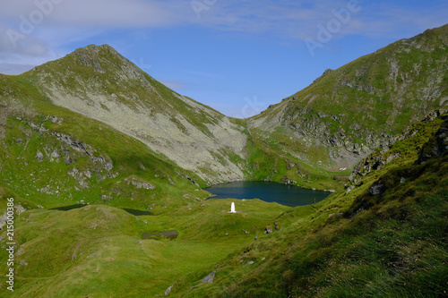 Rumunia, Karpaty Rumuńskie - Góry Fagaras, kocioł Izvorul Iezerul Caprei z jeziorem Capra i monument upamiętniający alpinistów, którzy zginęli w lawinie photo
