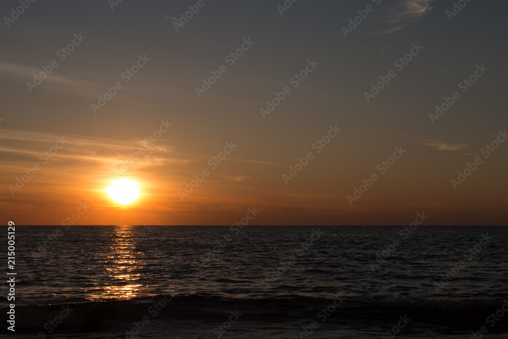 Couché de  soleil sur l'océan dans le golf de Thailand