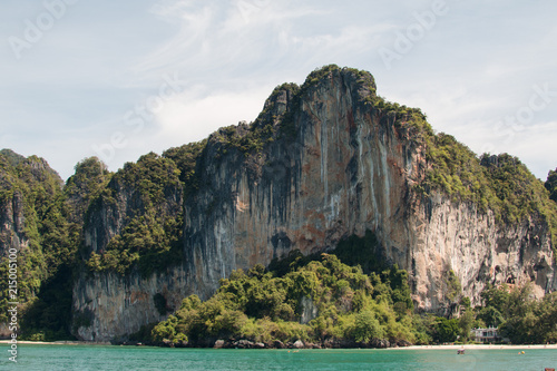 île rocheuse inhabitée dans la mer d'Andaman en Thaïlande 