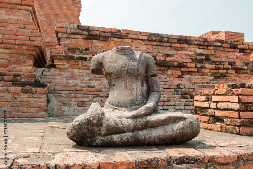 statuette de buddha dans un temple