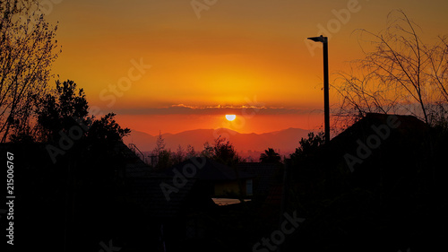 sol atardeciendo en ciudad con vista lejana horizonte