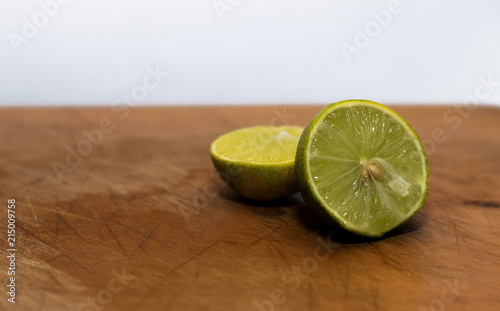 limón en mesa