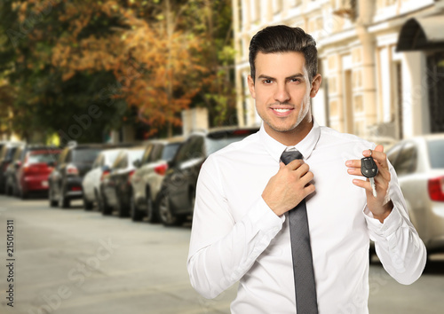 Portrait of salesman with k...