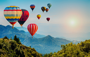 Acrylglasbilder Ballon Heißluftballons über Bergen in Thailand  © applezoomzoom