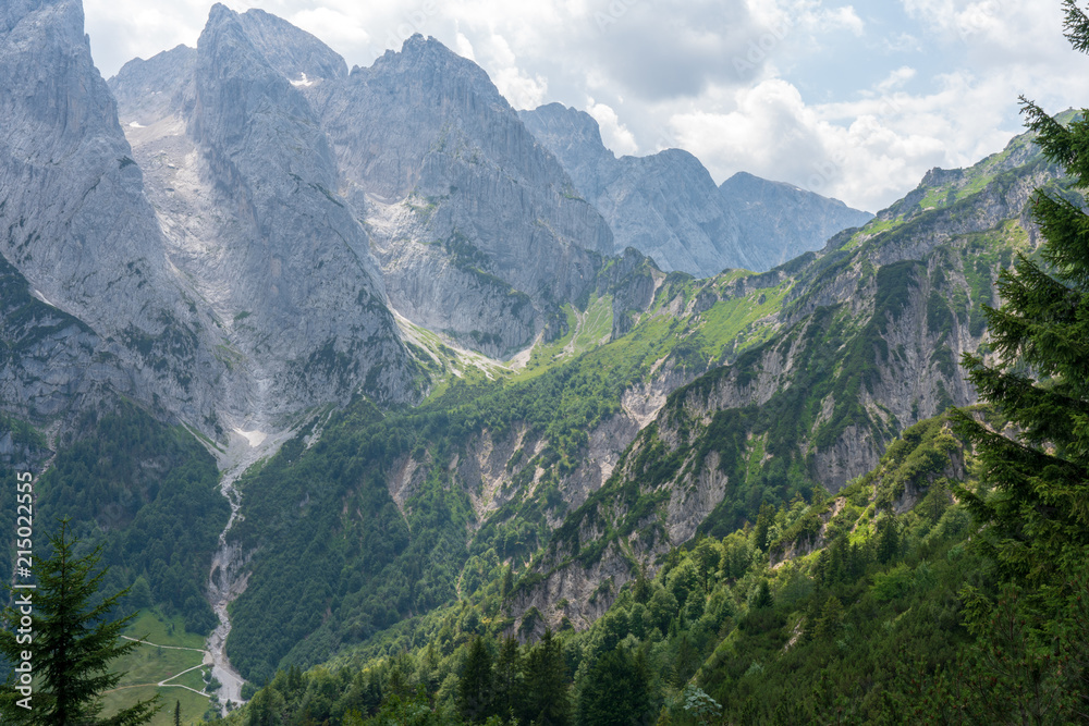 Fototapeta premium Kaiserbachtal Weg zum Stripsenjochhaus