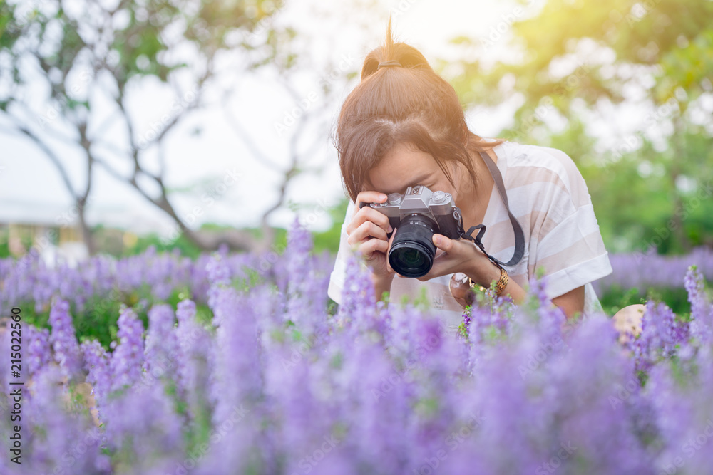 Φωτογραφία Girl teen enjoy holiday with photograph beautiful flower in the park