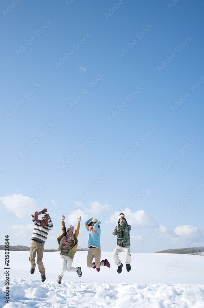 Φωτογραφία 雪原でジャンプをする若者たち