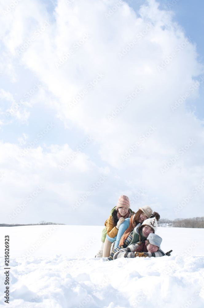 雪原で積み重なる若者たち