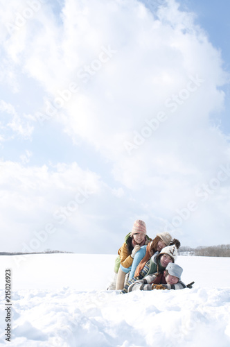 雪原で積み重なる若者たち