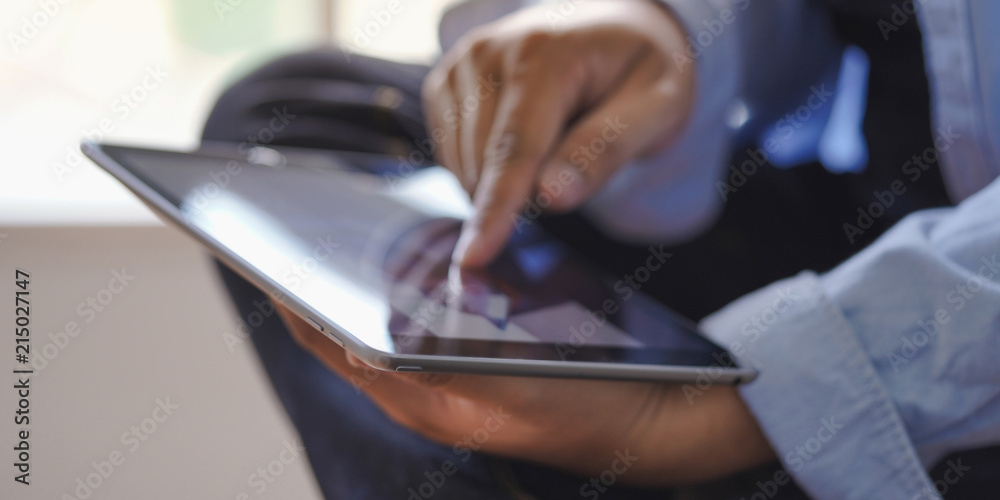 Foto Digital tablet computer close up man using tablet hands man multitasking with is