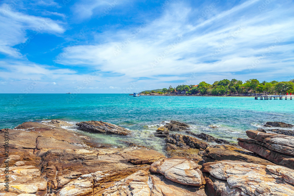 Fototapeta premium Rocky coast of Samed Island in Thailand.