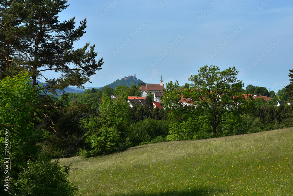 Landschaft am Fuße der Schwaebischen Alb bei Beuren und Hohenzollern