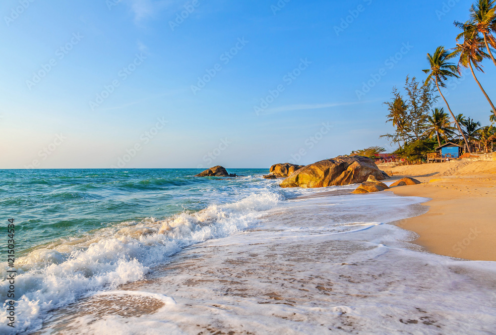 Obraz premium Wschód słońca na plaży Lamai na Koh Samui w Tajlandii.