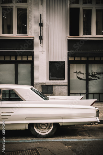 Voiture vintage et façade d'immeuble