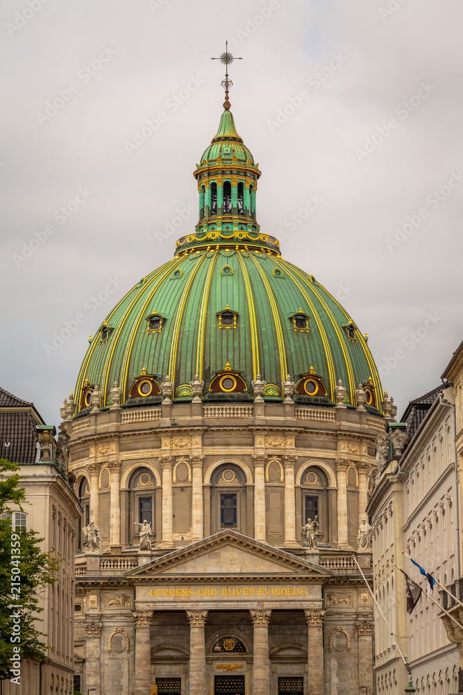Obraz premium Amalienborg Palace in Copenhagen, Denmark. Surrounding the palace square with its statue of King Frederik V from 1771, Amalienborg is made up of four identical buildings.