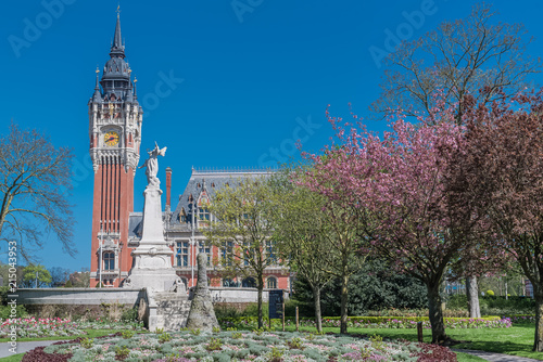 Fototapeta The beautiful city hall of Calais, in France, the belfry