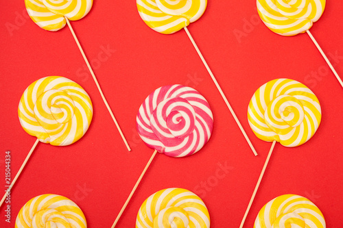 Foto Sweet caramel candy on a red background