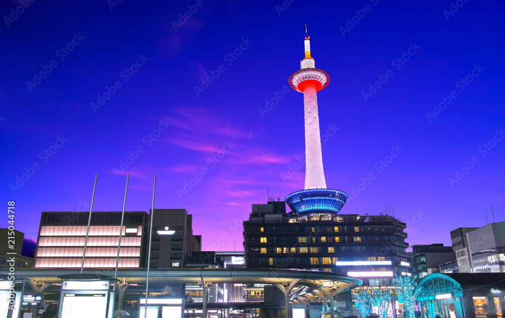 夕焼け空にライトアップされた京都タワー
夕焼け空にライトアップされた京都タワー