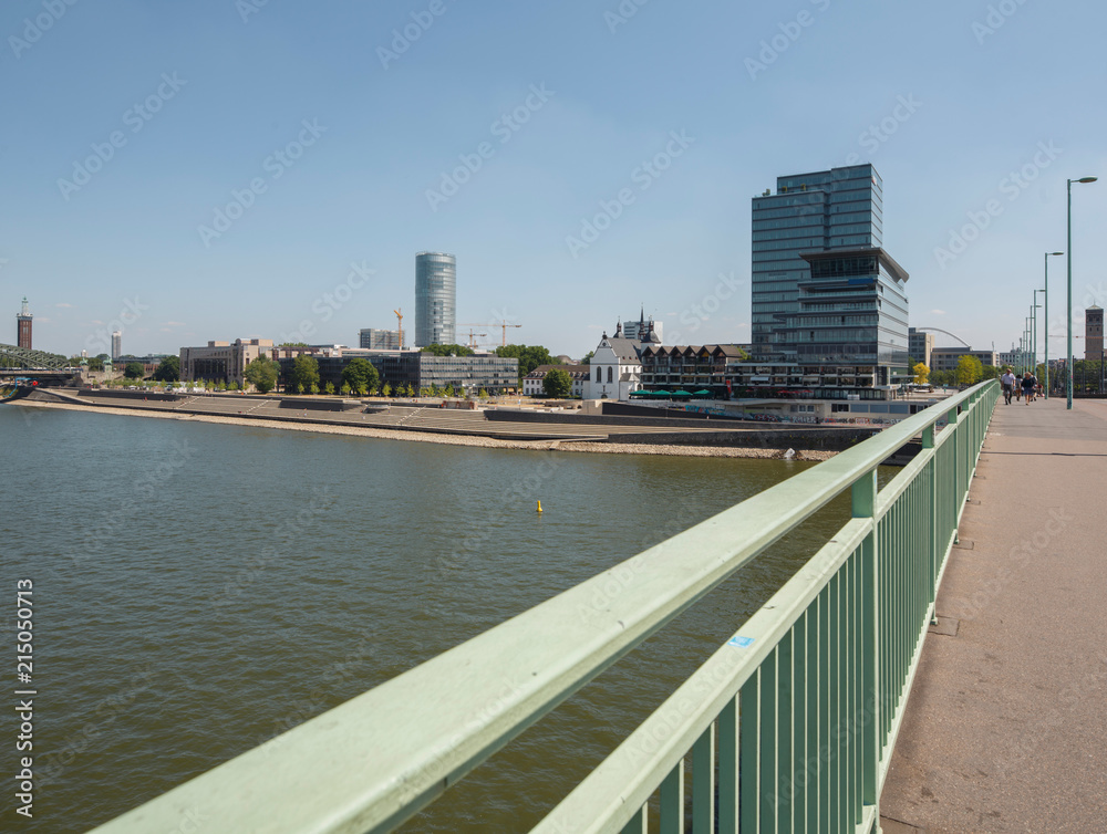 Obraz premium rechtes rheinufer von deutzer brücke aus gesehen