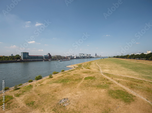 Wallpaper Mural skyline von köln mit poller wiesen im vordergrund Torontodigital.ca