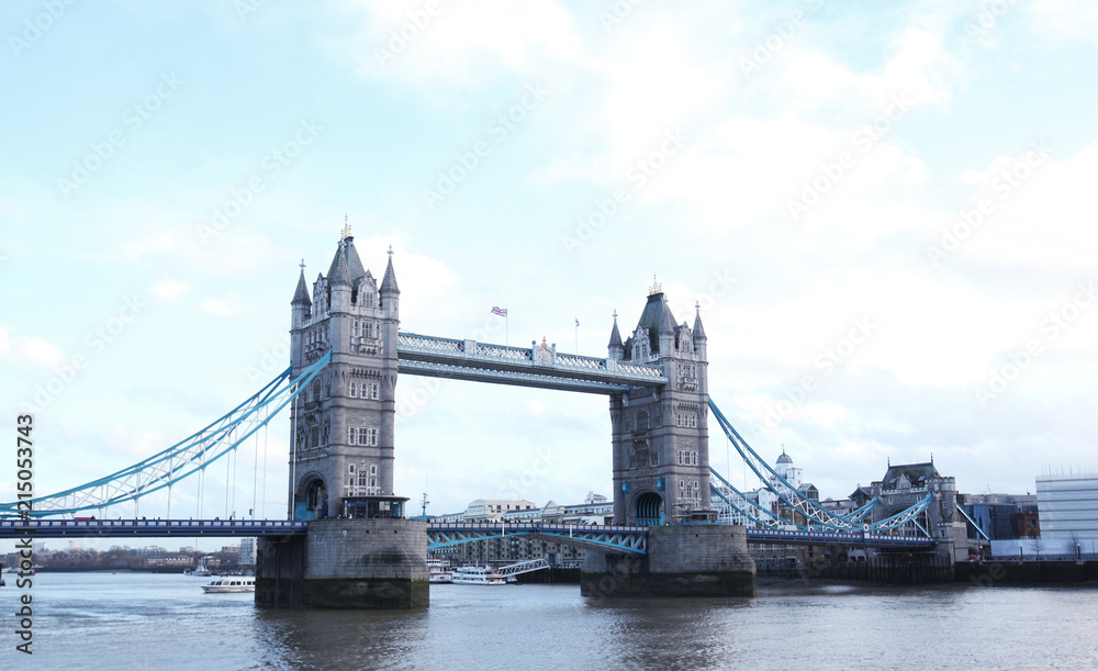Fototapeta premium Tower bridge in london on cloudy day