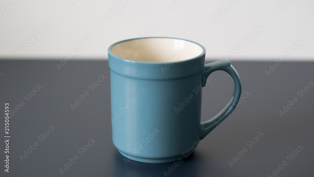 Obraz premium Blue Mug on grey table